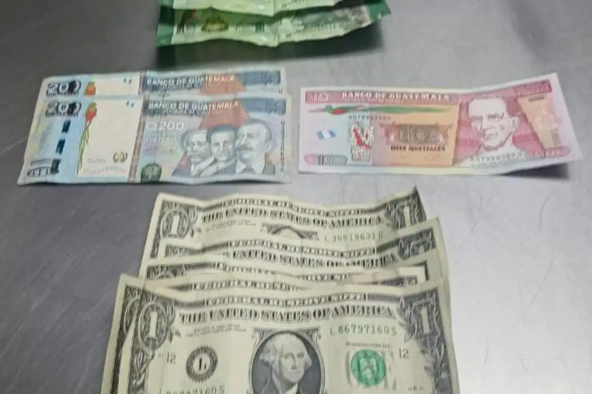 La detenida portaba dinero en efectivo de varias denominaciones al momento de ser capturada., PNC de Guatemala.