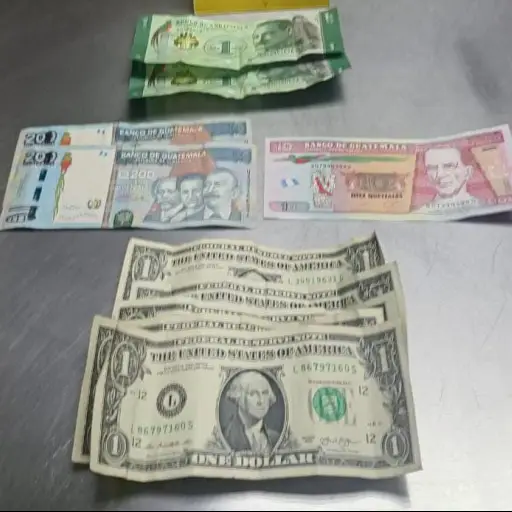 La detenida portaba dinero en efectivo de varias denominaciones al momento de ser capturada. ,PNC de Guatemala.
