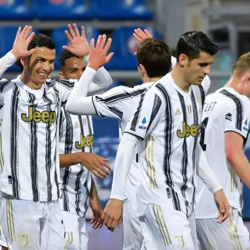 Cristiano Ronaldo festeja uno de los goles en la victoria de la Juventus contra Cagliari. ,Juventus FC