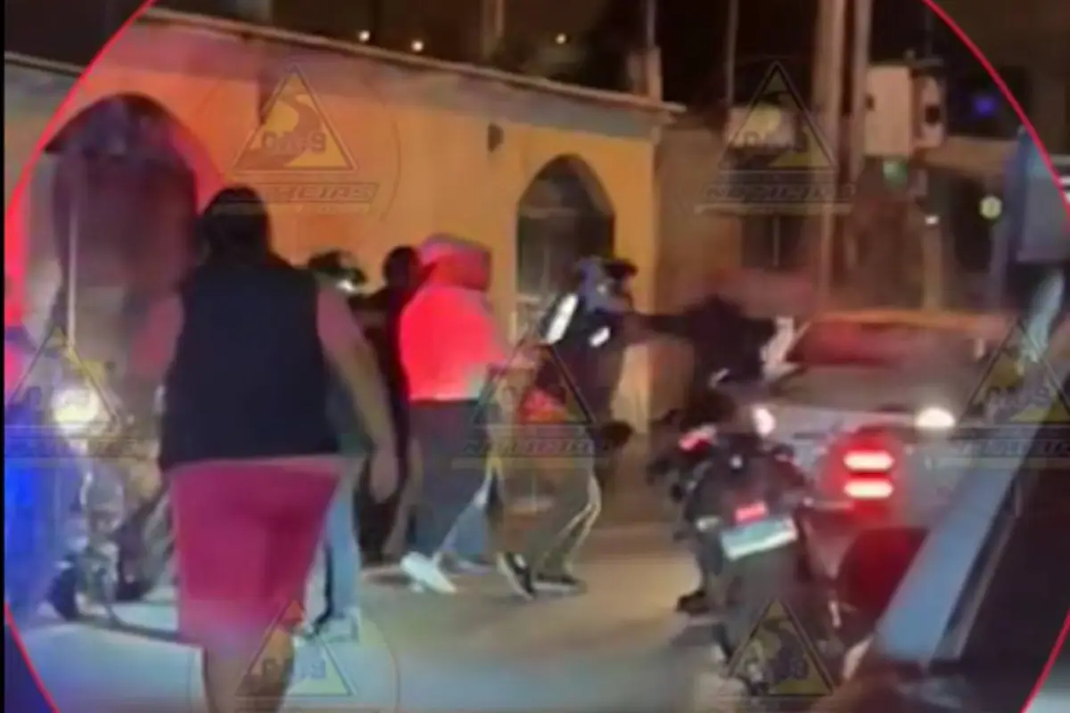 Pelea en medio del tránsito., Captura de pantalla video Facebook.