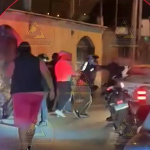 Pelea en medio del tránsito. ,Captura de pantalla video Facebook.