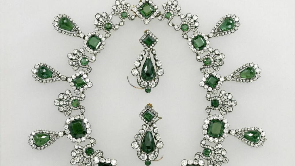 Collar de esmeraldas y unos pendientes de la misma gema de la reina María Luisa  |  EFE/ Département Des Objets D'art Du Musée Du Louvre