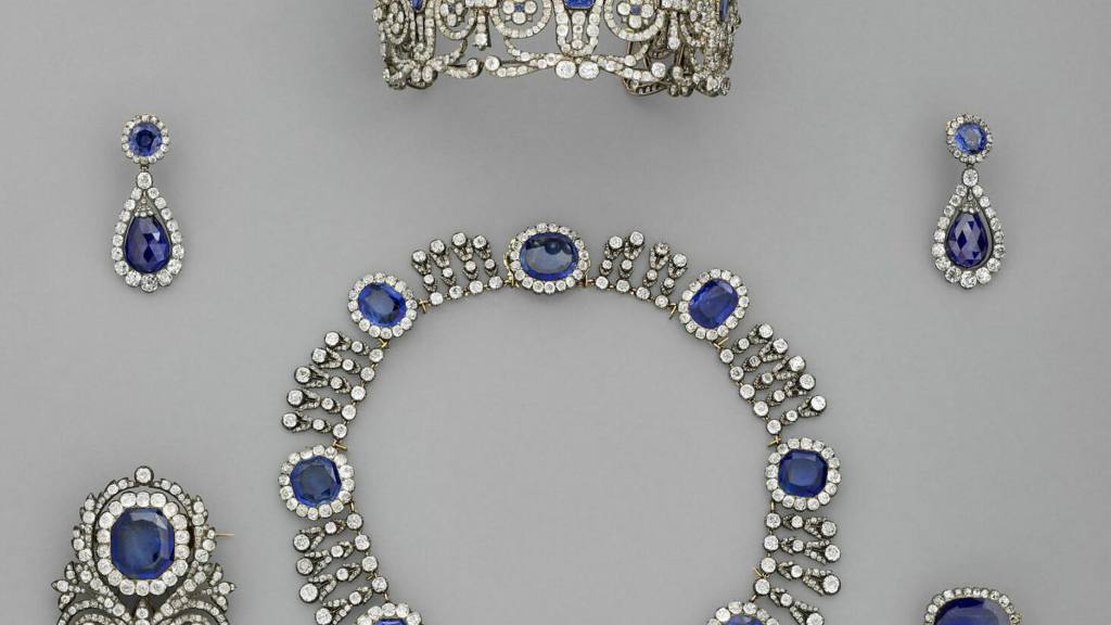 Juego formado por una diadema de la reina María Amelia y de la reina Hortensia, un collar del conjunto de zafiro de las mismas reinas y un pendiente de ese mismo conjunto  |  EFE/ Département Des Objets D'art Du Musée Du Louvre