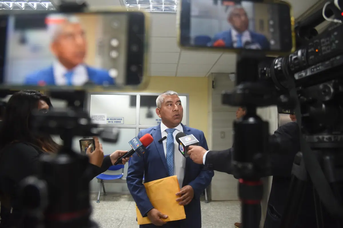 El jefe de la FECI, Rafael Curruchiche, en Tribunales tras acudir a una audiencia del caso Unops el martes, 28 de octubre de 2025., Omar Solís/Emisoras Unidas