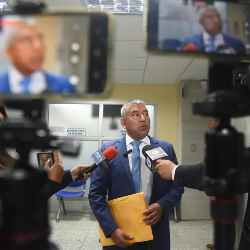 El jefe de la FECI, Rafael Curruchiche, en Tribunales tras acudir a una audiencia del caso Unops el martes, 28 de octubre de 2025. ,Omar Solís/Emisoras Unidas