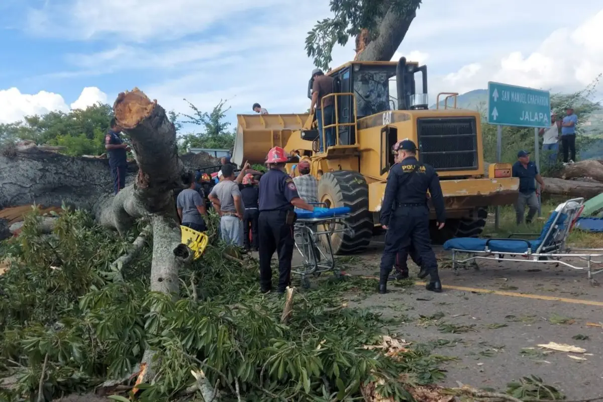 Bomberos trabajan para rescatar los cuatro cuerpos., Foto Bomberos Municipales Departamentales