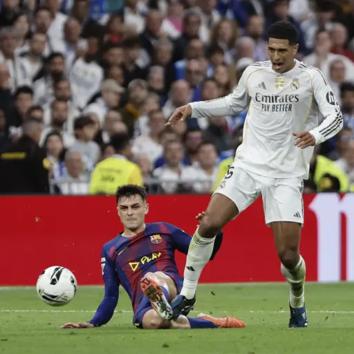 Pedri y Bellingham disputan un balón en el Clásico - EFE