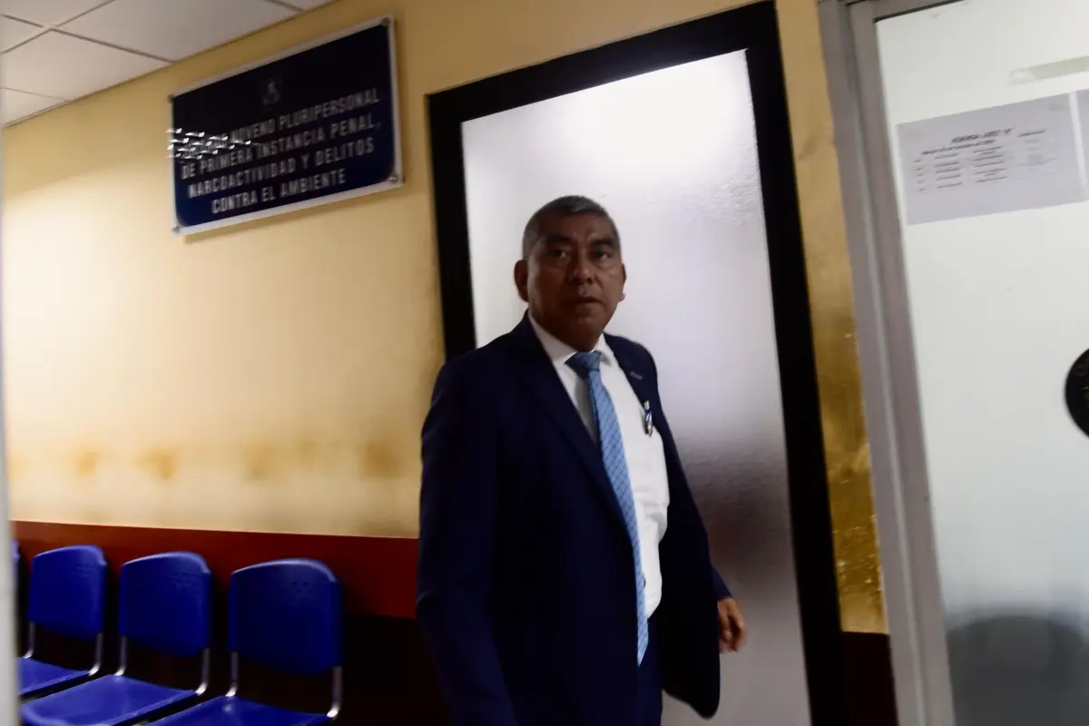 El jefe de la FECI, Rafael Curruchiche, en Tribunales tras acudir a una audiencia del caso Unops el martes, 28 de octubre de 2025., Omar Solís/Emisoras Unidas