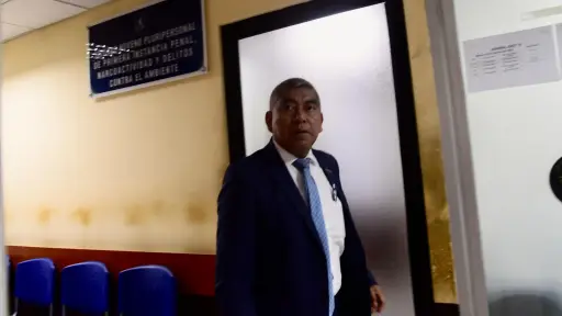 El jefe de la FECI, Rafael Curruchiche, en Tribunales tras acudir a una audiencia del caso Unops el martes, 28 de octubre de 2025. ,Omar Solís/Emisoras Unidas