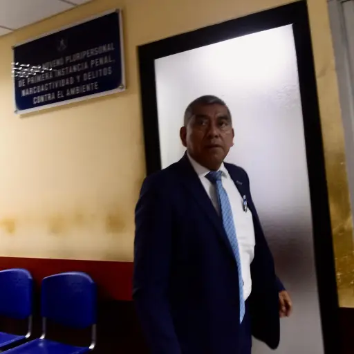 El jefe de la FECI, Rafael Curruchiche, en Tribunales tras acudir a una audiencia del caso Unops el martes, 28 de octubre de 2025. ,Omar Solís/Emisoras Unidas