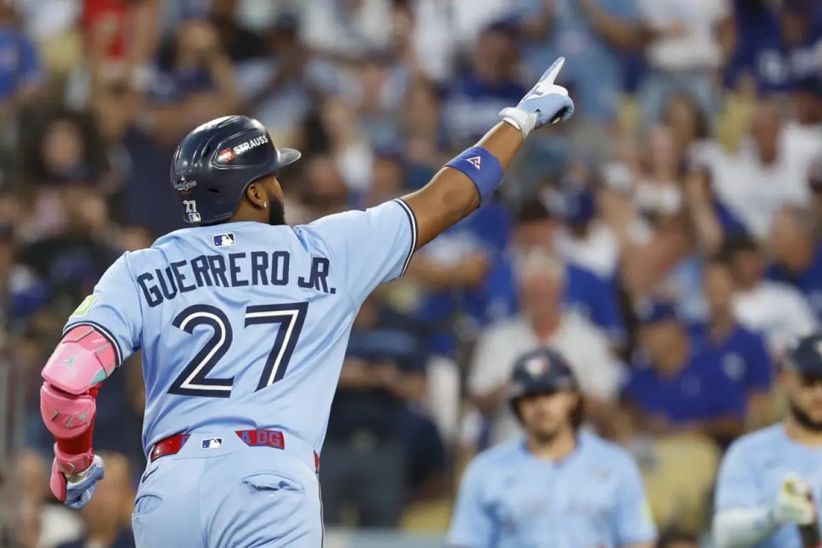Vladimir Guerrero, primera base de los Azulejos de Toronto, saluda a la afición tras conectar un jonrón en el cuarto juego de la Serie Mundial