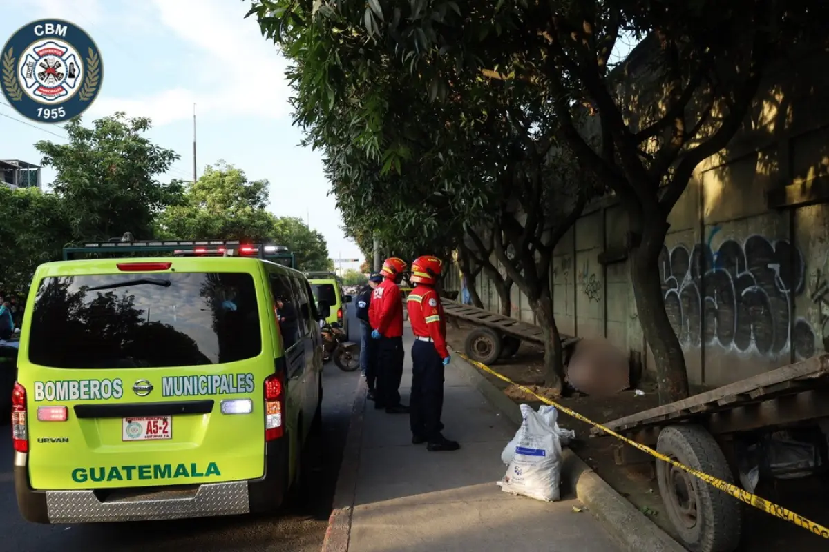 El cuerpo de la mujer fue abandonado en la vía pública en un sector de la zona 8., Bomberos Municipales