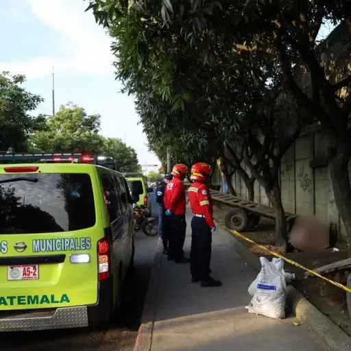 El cuerpo de la mujer fue abandonado en la vía pública en un sector de la zona 8. ,Bomberos Municipales