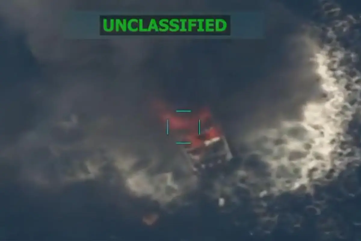 Captura de pantalla de un video publicado en la cuenta oficial de la red social X @SecWar del secretario del Departamento de Defensa estadounidense, Pete Hegseth, que muestra un ataque contra una embarcación en aguas del océano Pacífico,  EFE/ @secwar
