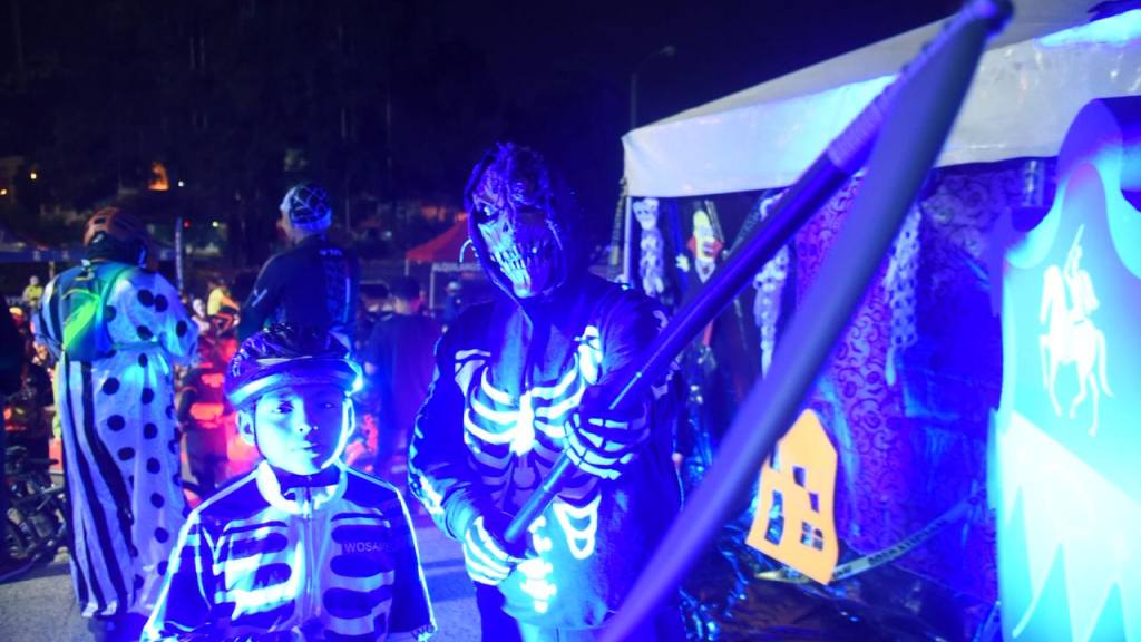 Amantes del ciclismo lucen sus disfraces en tour nocturno | Omar Solís