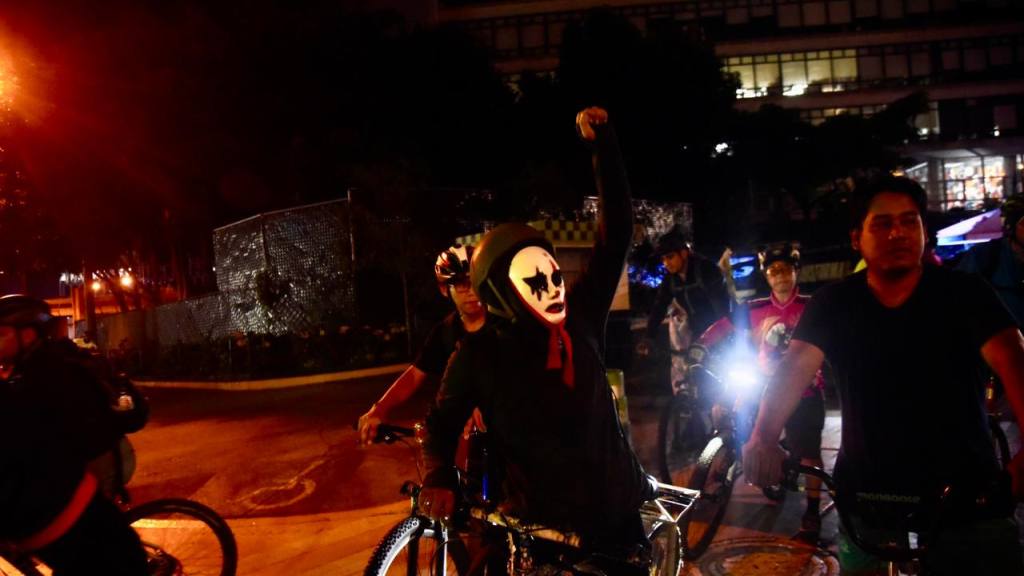 Amantes del ciclismo lucen sus disfraces en tour nocturno | Omar Solís