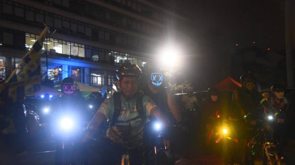 Amantes del ciclismo lucen sus disfraces en tour nocturno | Omar Solís
