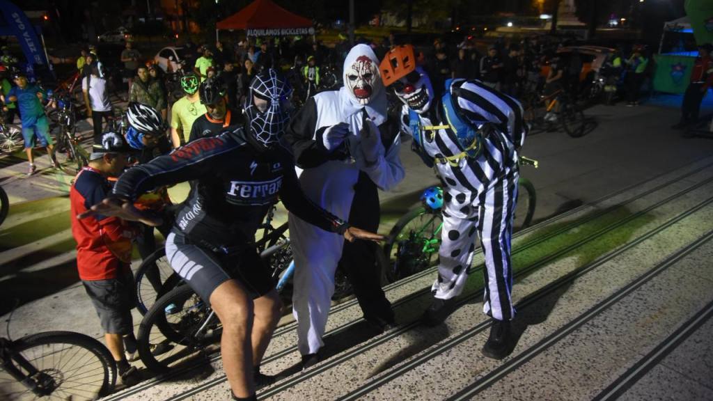 Amantes del ciclismo lucen sus disfraces en tour nocturno | Omar Solís