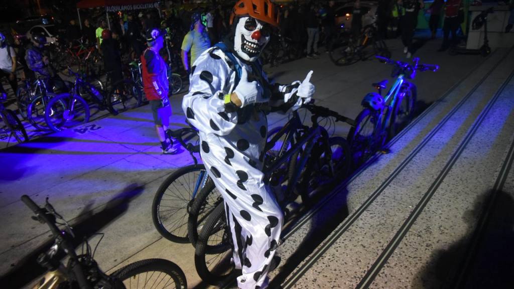 Amantes del ciclismo lucen sus disfraces en tour nocturno | Omar Solís