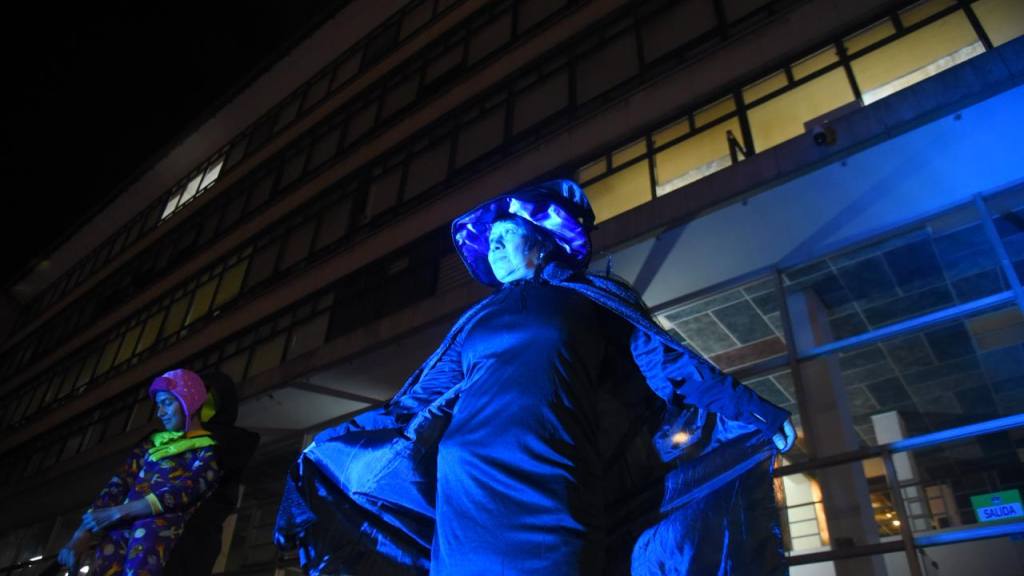 Amantes del ciclismo lucen sus disfraces en tour nocturno | Omar Solís