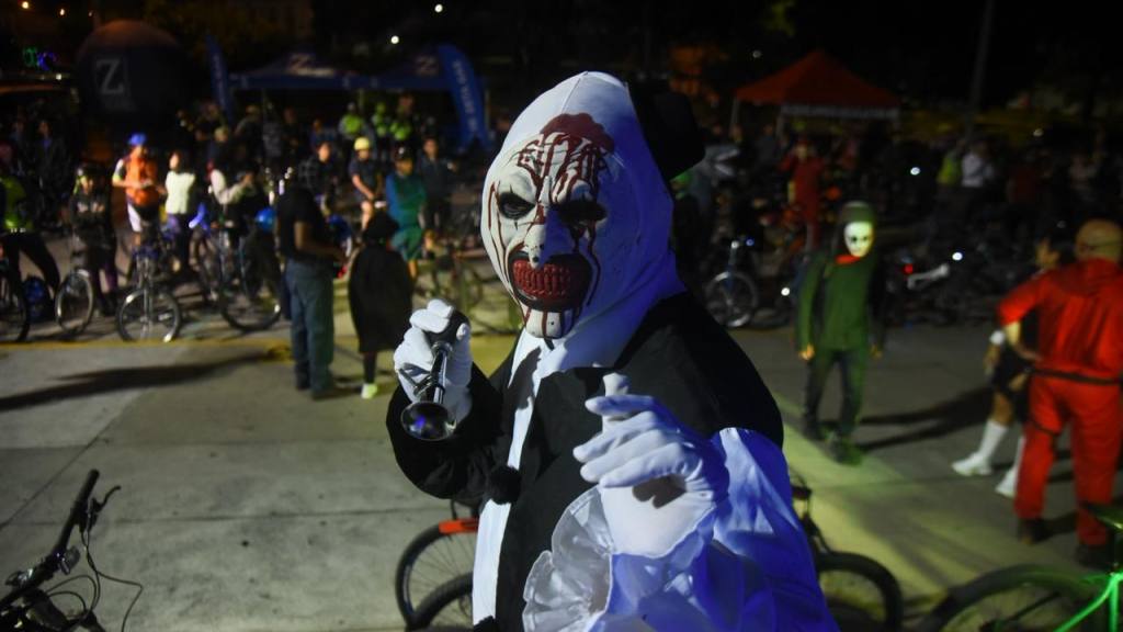 Amantes del ciclismo lucen sus disfraces en tour nocturno | Omar Solís