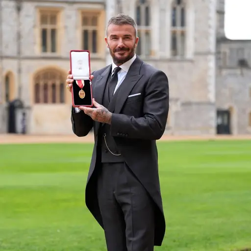 David Beckham es nombrado caballero por el rey Carlos III - instagram @manchesterunited