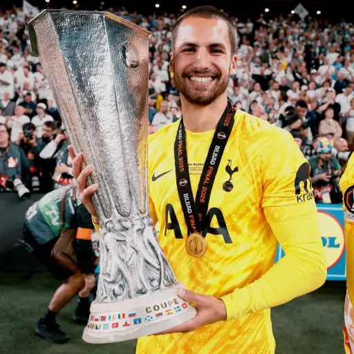 Alfie Whiteman, portero del Tottenham anuncia su retiro para dedicarse al cine - instagram @spursofficial