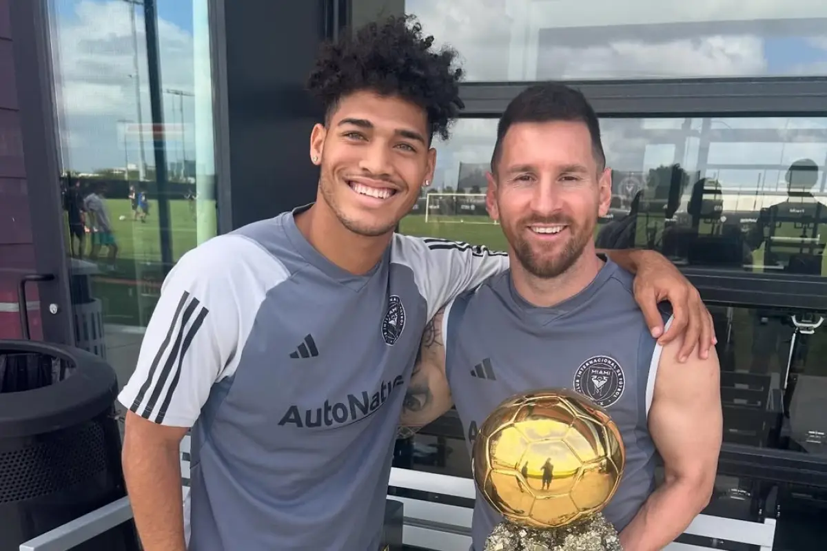 Dairon Reyes, nuevo jugador de Comunicaciones, junto a Leo Messi - instagram @daironreyess