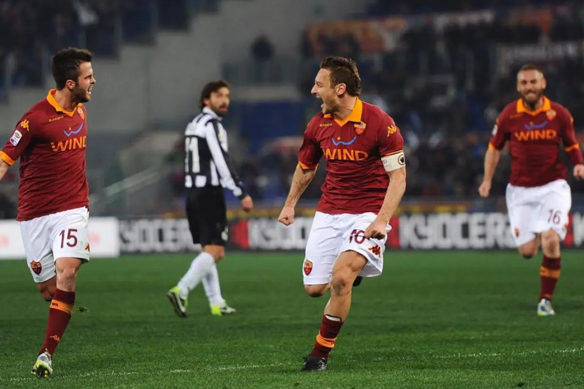 Francesco Totti celebra un gol junto a Miralem Pjanic y Daniele De Rossi - instagram @francescototti