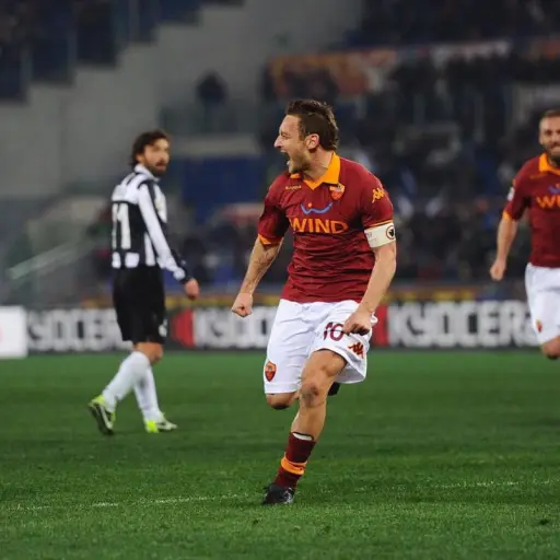 Francesco Totti celebra un gol junto a Miralem Pjanic y Daniele De Rossi - instagram @francescototti