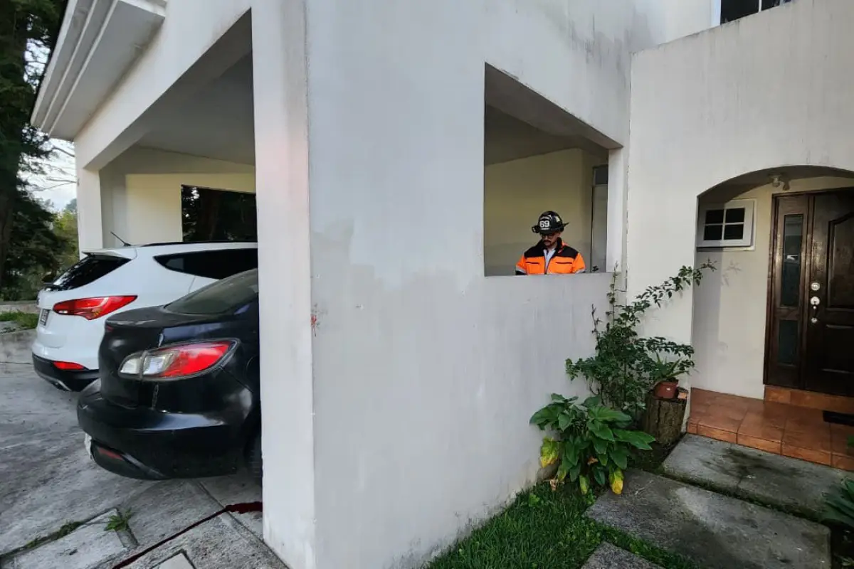 Los cuerpos de rescate constataron que la vítima mortal quedó en el área de parqueo de una de las residencias del sector., Bomberos Voluntarios.