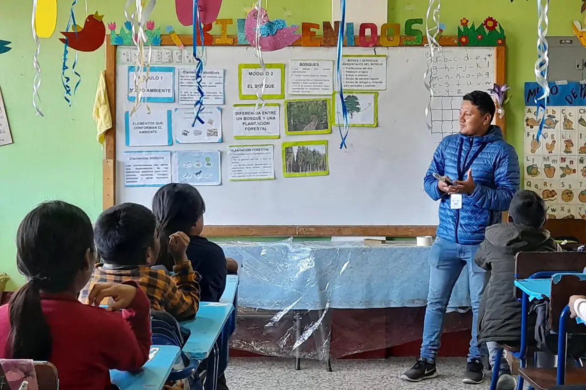 El programa 'Educando para Conservar', liderado por la Asociación Amigos del Lago de Atitlán (AALA), concluyó con éxito su primera fase del ciclo escolar sobre conservación ambiental,  EFE/ Asociación Amigos Del Lago De Atitlán /
