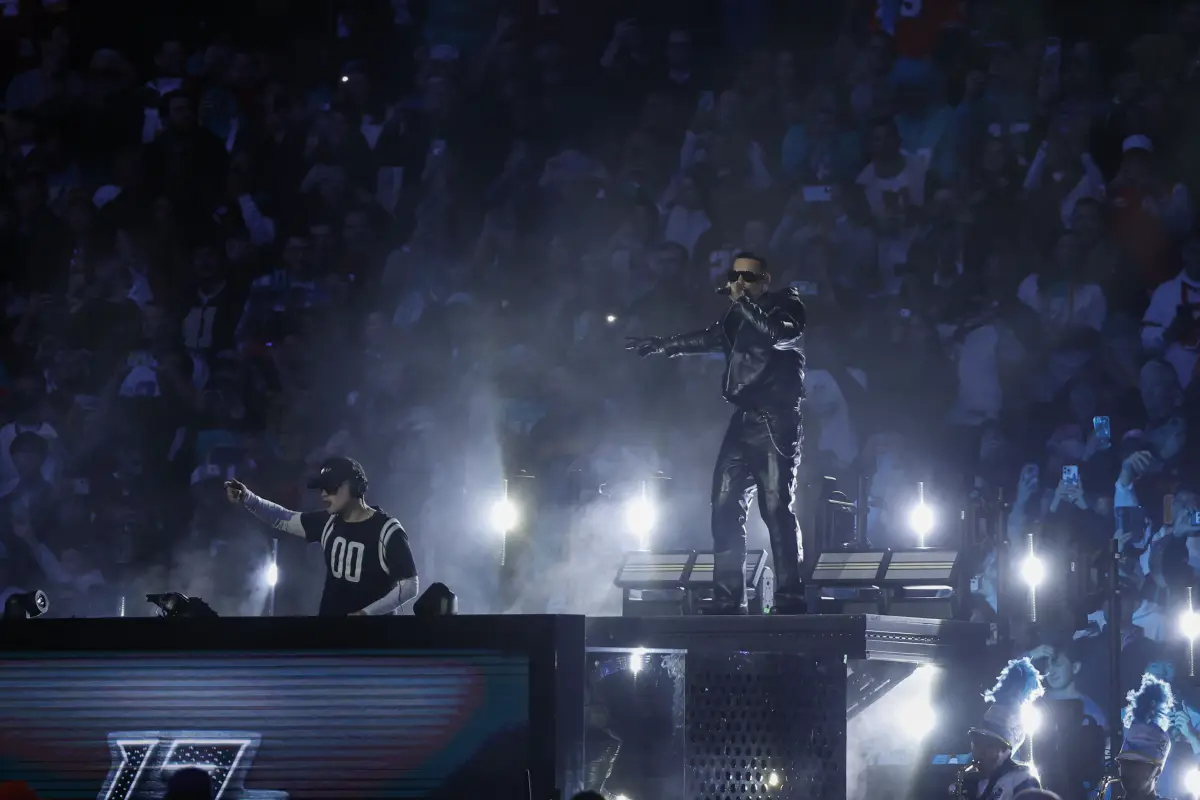 La banda Hondura 504 fue parte del show musical del entretiempo y acompañó a Bizarrap y Daddy Yankee 