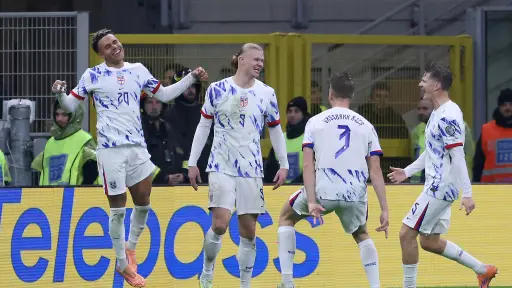 Los jugadores de la selección noruega posan como vikingos antes del Mundial