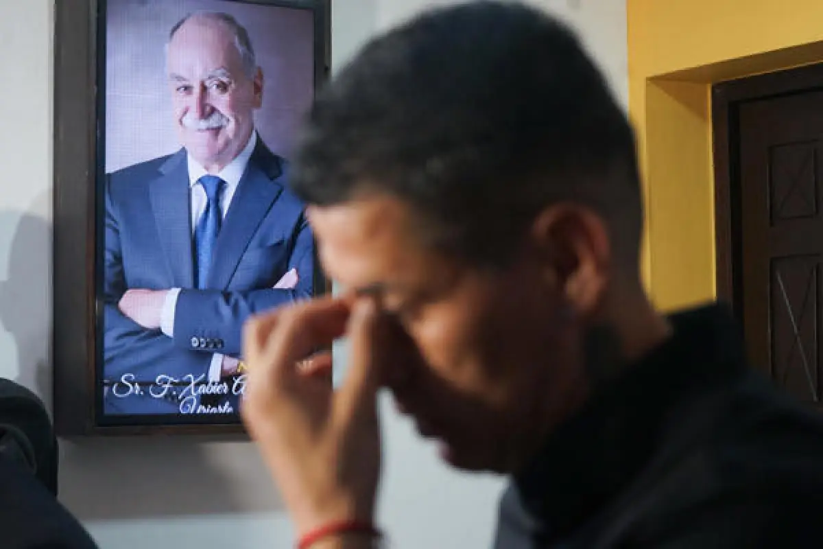 Una persona reacciona en el funeral del técnico español Xabier Azkargorta en Santa Cruz (Bolivia).