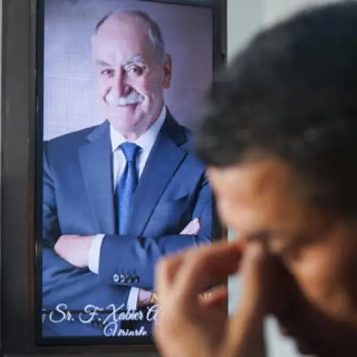 Una persona reacciona en el funeral del técnico español Xabier Azkargorta en Santa Cruz (Bolivia). 