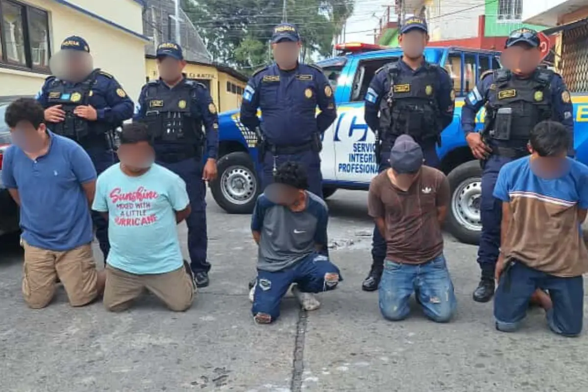 Los cinco supuestos plagiarios fueron llevados ante la justicia, para resolver su situación legal., PNC de Guatemala.