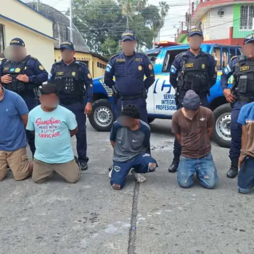 Los cinco supuestos plagiarios fueron llevados ante la justicia, para resolver su situación legal. ,PNC de Guatemala.