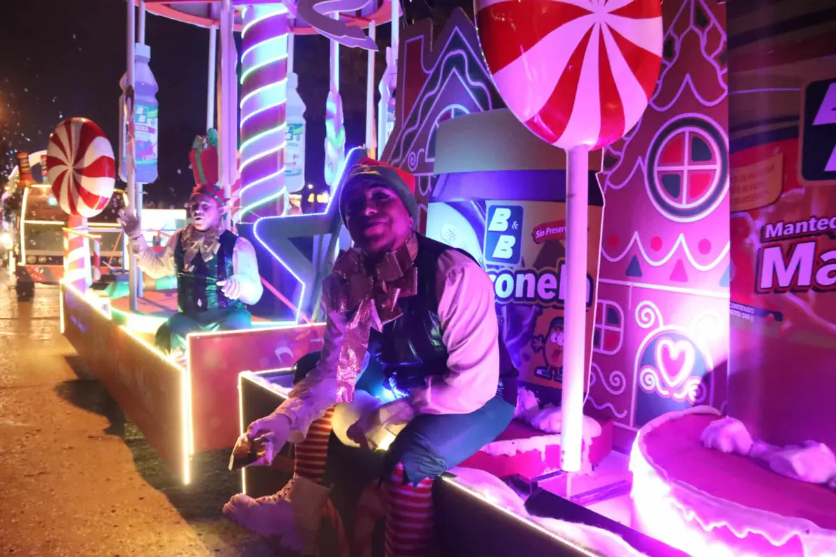 Los colores tradicionales de la época se mezclaron con los sonidos, olores y sabores de la marca B, Álex Meoño.