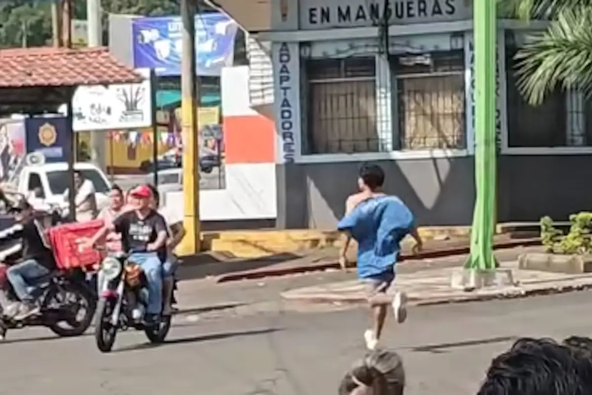Presunto ladrón detenido en Escuintla., Captura de pantalla video Facebook.
