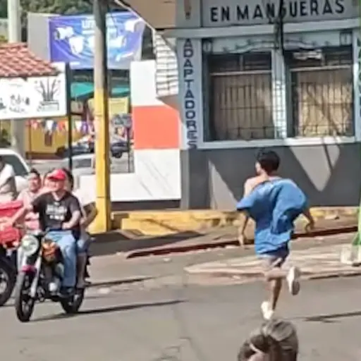 Presunto ladrón detenido en Escuintla. ,Captura de pantalla video Facebook.