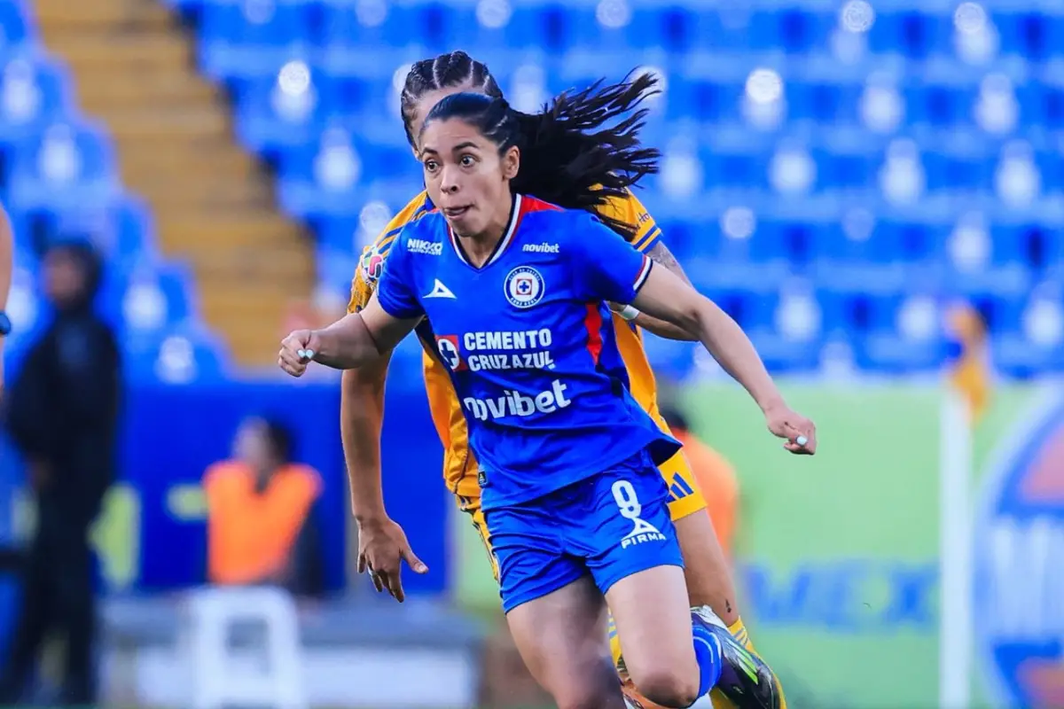 Ana Lucía Martínez en el partido entre Tigres vs. Cruz Azul - Cruz Azul