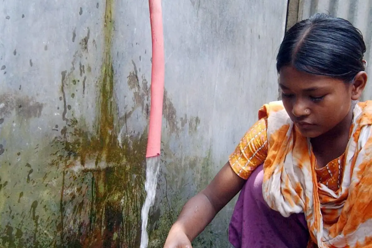 En la imagen de archivo, una niña bangladesí limpia verduras con agua contaminada por arsénico en Pakunda, cerca de Daca, capital de Bangladés,  EPA/Mufty Munir
