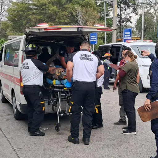 Los heridos tras la explosión en San Raymundo fueron trasladados al hospital Roosevelt. ,Bomberos Voluntarios