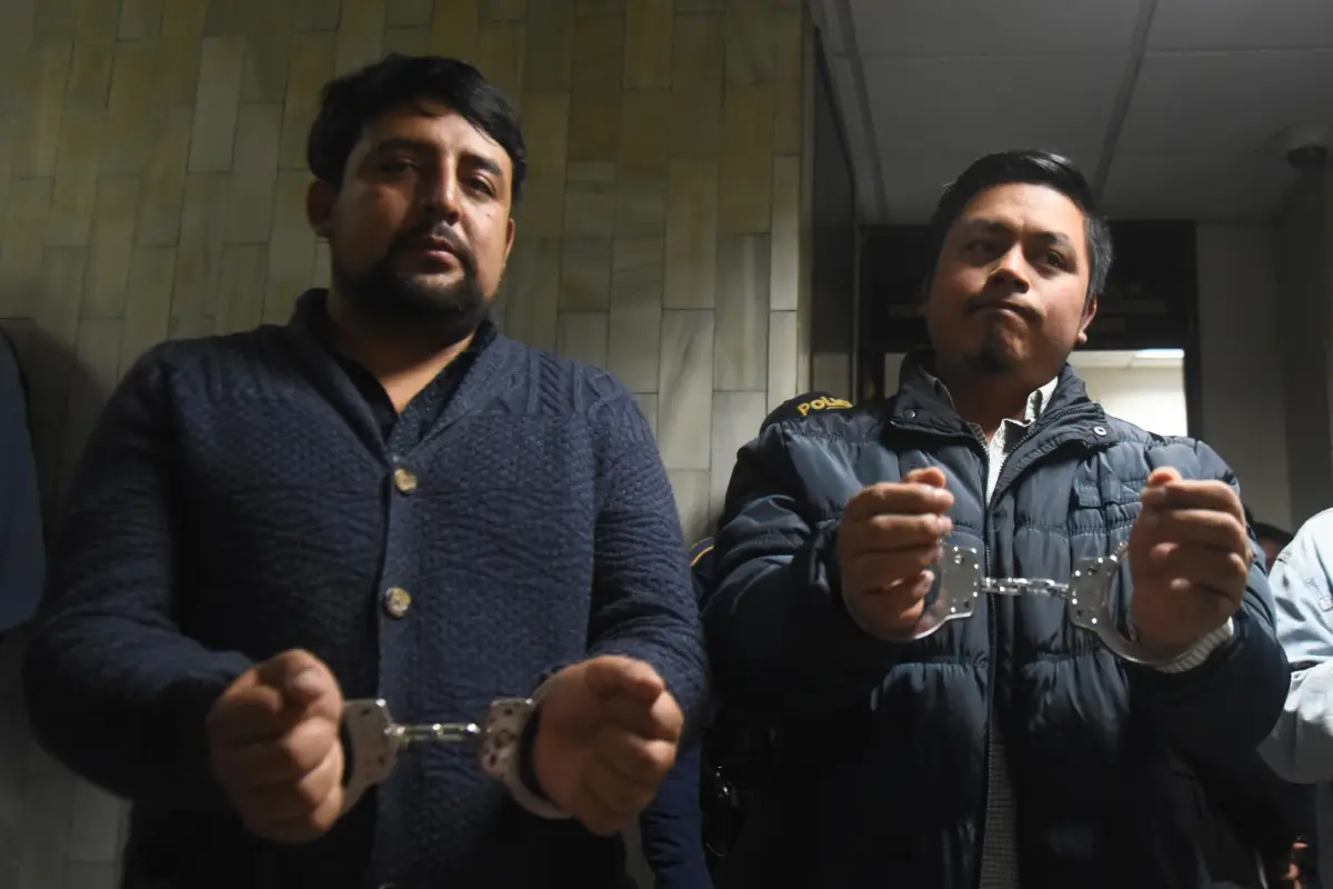 Los estudiantes Pedro Ros y Cristopher Morales, señalados en el caso Usac, en la Torre de Tribunales., Omar Solís/Emisoras Unidas