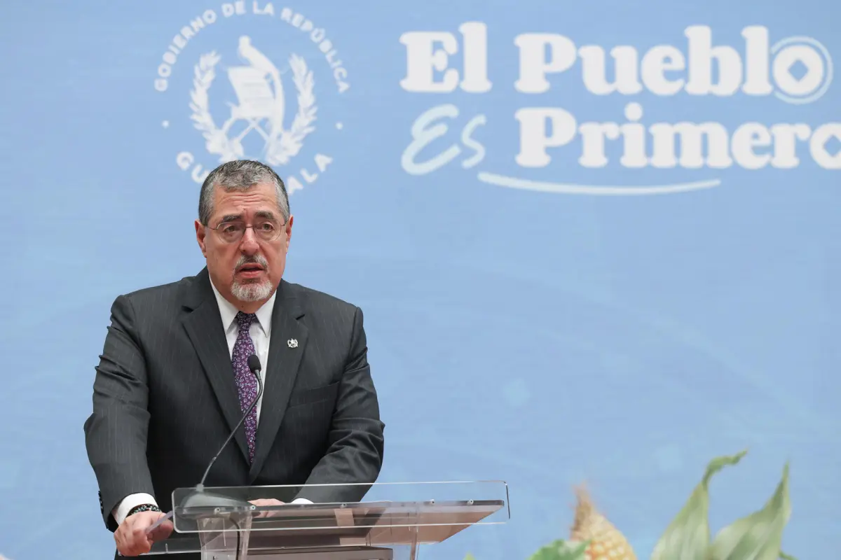 El presidente de Guatemala, Bernardo Arévalo de León, habla en una rueda de prensa este lunes, en Ciudad de Guatemala (Guatemala),  EFE/ Mariano Macz
