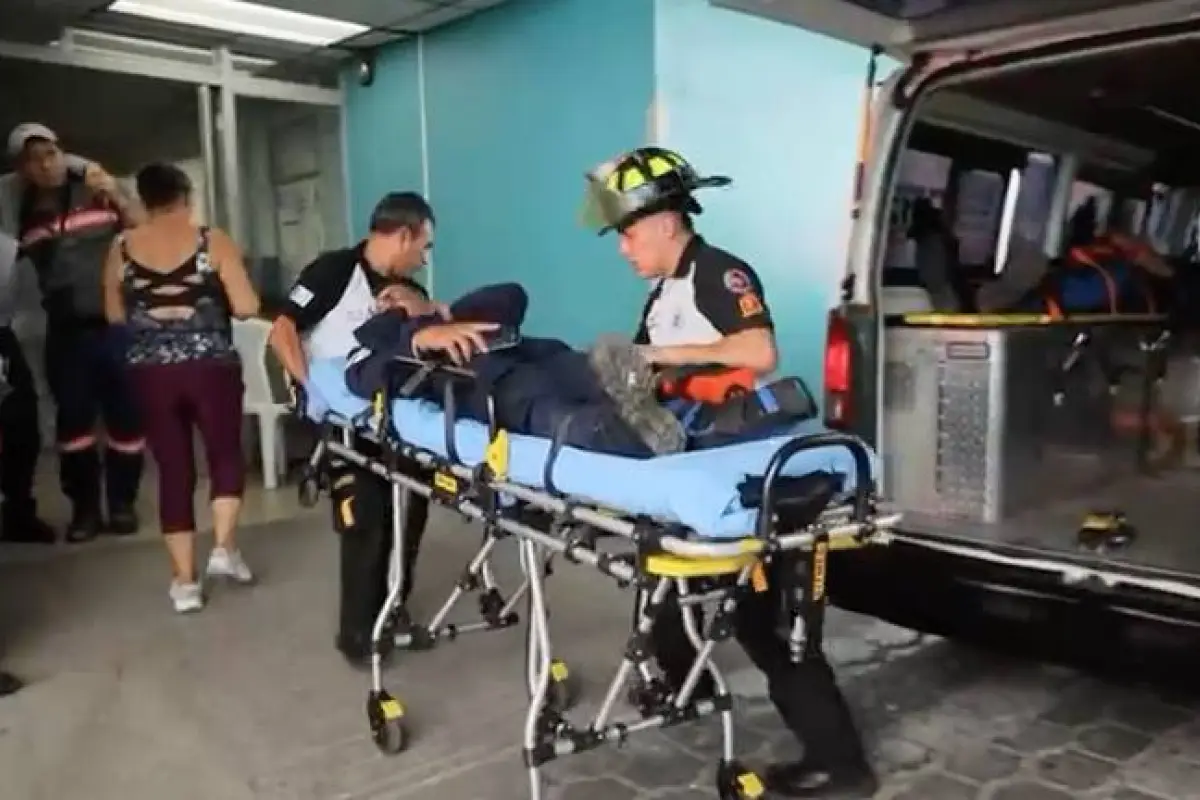 Uno de los agentes heridos tras la colisión ocurrida en el kilómetro 24 de la ruta a El Salvador., Bomberos Voluntarios