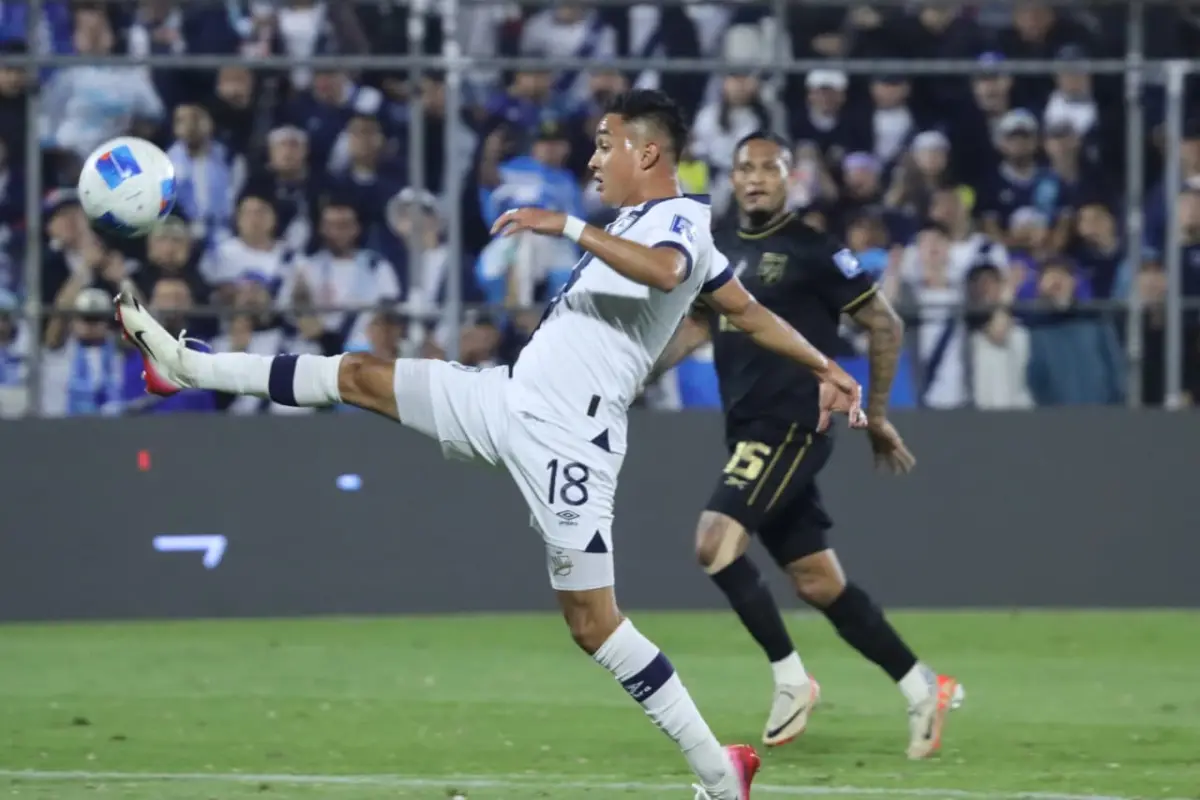 Óscar Santis en una acción de juego ante Panamá