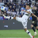 Óscar Santis en una acción de juego ante Panamá 