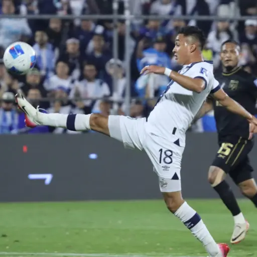 Óscar Santis en una acción de juego ante Panamá 
